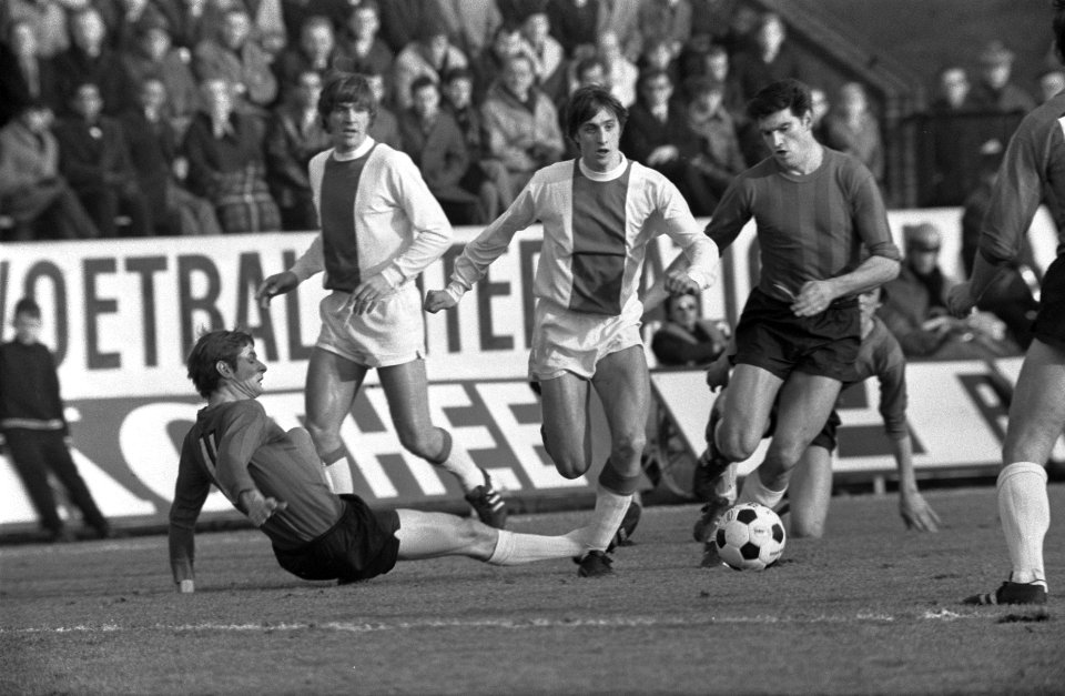 NEC tegen Ajac 0-0. Links op de grond Kornelis, rechts Eggekamp, Ruud Krol kijkt, Bestanddeelnr 923-1691