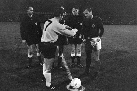 Nederland tegen Joegoslavië 1-2. Nummers 7.8 Bennie Muller en aanvoerder Joegosl, Bestanddeelnr 920-8267