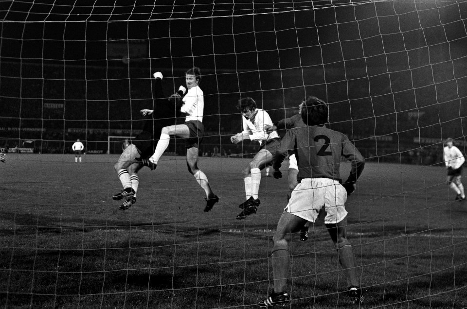 Nederland tegen Engeland 0-1. Kopduel voor het Nederlands doel. In het doel Epi , Bestanddeelnr 922-9431