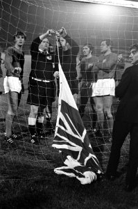 Nederland tegen Engeland 0-1. Krol, scheidsrechter Kazakov, Treytel, Drost en Is, Bestanddeelnr 922-9417