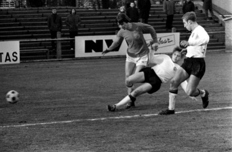 Nederland tegen Belgie Uefa-jeugd 0-1 te Breda. Aktie, Bestanddeelnr 923-2173