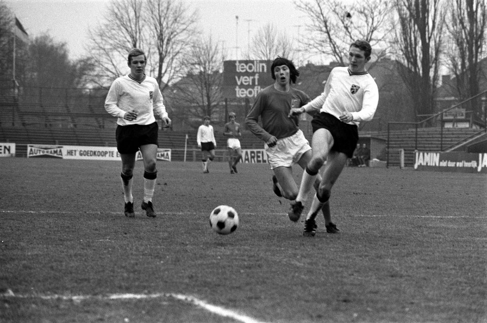 Nederland tegen Belgie Uefa-jeugd 0-1 te Breda. Aktie, Bestanddeelnr 923-2169