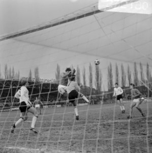Nederland tegen Belgie Uefa-jeugd 0-1 te Breda. Aktie, Bestanddeelnr 923-2180