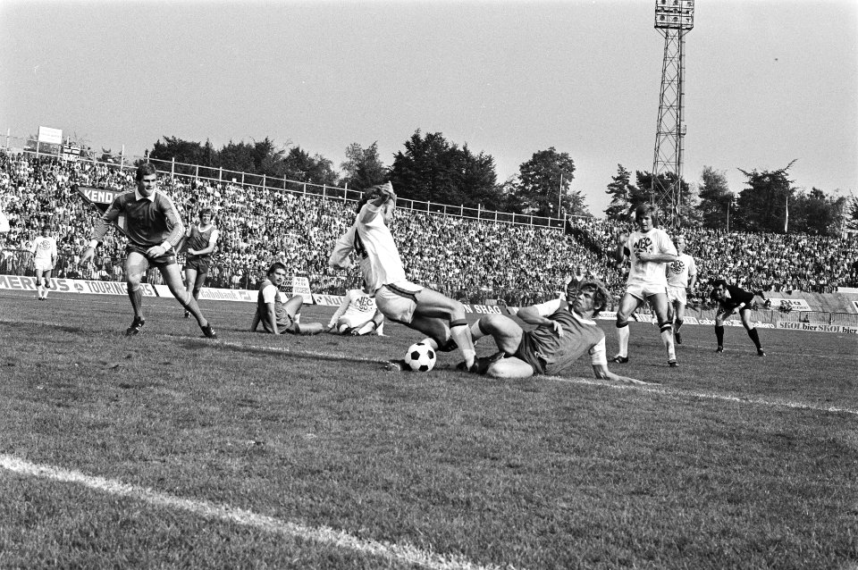 NEC tegen Feyenoord 1-3, v.l.n.r. Van Deinsen , Gerritse N. Jansen en Peters tij, Bestanddeelnr 928-7895