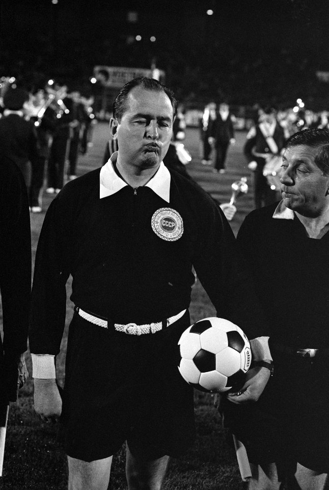 Nederland tegen Engeland 0-1. Scheidsrechter Pavel Kazakov (USSR) tussen twee gr, Bestanddeelnr 922-9433