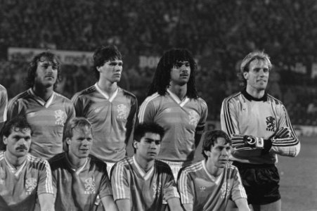 Nederland tegen Griekenland deel Nederlands elftal met o.m. Gullit en Van Baste, Bestanddeelnr 933-9341