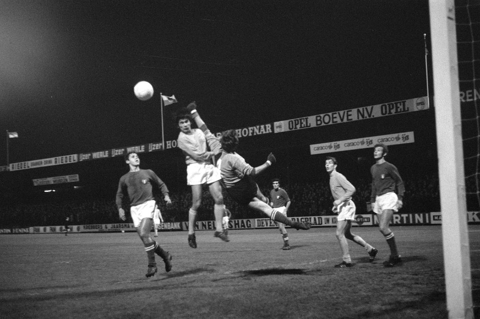 Nederland tegen Italie (jeugdvoetbal onder 21 jaar) 2-0. Italiaanse keeper Vecch, Bestanddeelnr 922-9881
