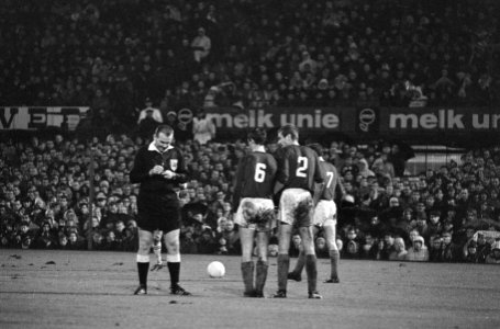 Nederland tegen Joegoslavië 1-2. Scheidsrechter schrijft speler in boekje, Bestanddeelnr 920-8271