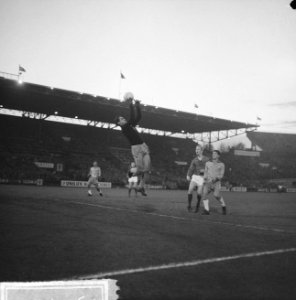 Nederland tegen Brazilie 1-0 Keeper Gilmar plukt bal uit de lucht Groot en Dia, Bestanddeelnr 915-1122