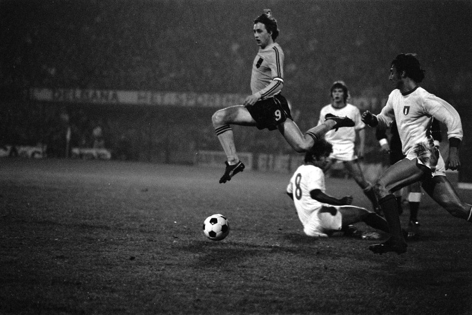 Nederland tegen Italie 3-1, Johan Cruijff in actie, Bestanddeelnr 927-5926