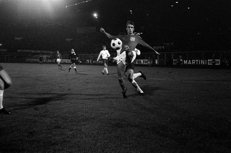 Nederland tegen Engeland 0-1. Rob Rensenbrink in actie, Bestanddeelnr 922-9423
