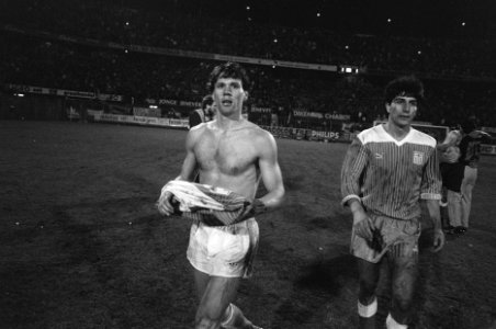 Nederland tegen Griekenland Marco van Basten gaat veld, Bestanddeelnr 933-9340