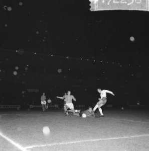 Nederland tegen Engeland 1-1, aanval Engelsen, Pieters Graafland pakt bal weg vo, Bestanddeelnr 917-2256