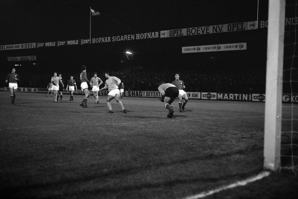 Nederland tegen Italie (jeugdvoetbal onder 21 jaar) 2-0. Italiaanse keeper Vecch, Bestanddeelnr 922-9882