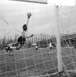 Nederland tegen Belgie Uefa-jeugd 0-1 te Breda. Aktie, Bestanddeelnr 923-2179