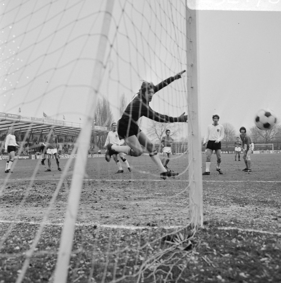 Nederland tegen Belgie Uefa-jeugd 0-1 te Breda. Aktie, Bestanddeelnr 923-2178
