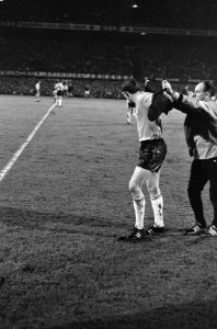 Nederland tegen Joegoslavië 1-2. Nummer 8 Keizer verlaat veld, Bestanddeelnr 920-8270