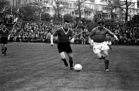 Nederland tegen Belgie Oud Internationals Theo Timmermans in duel met rechtsb, Bestanddeelnr 915-1729