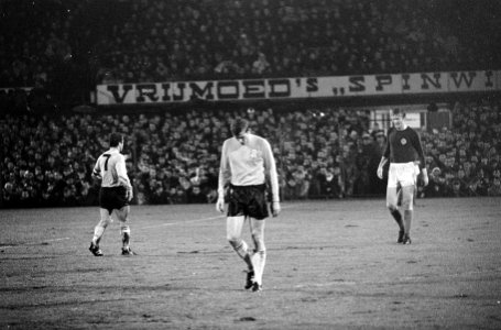 Nederland tegen Joegoslavië 1-2. Piet Keizer verlaat met gebogen hoofd het veld,, Bestanddeelnr 920-8265