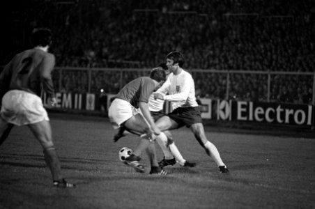 Nederland tegen Engeland 0-1. Hans Eijkenbroek verdedigt, Bestanddeelnr 922-9429