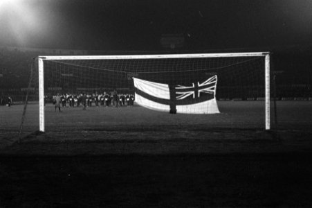 Nederland tegen Engeland 0-1. De Britse marinevlag (de landsvlag voor marinevaar, Bestanddeelnr 922-9424
