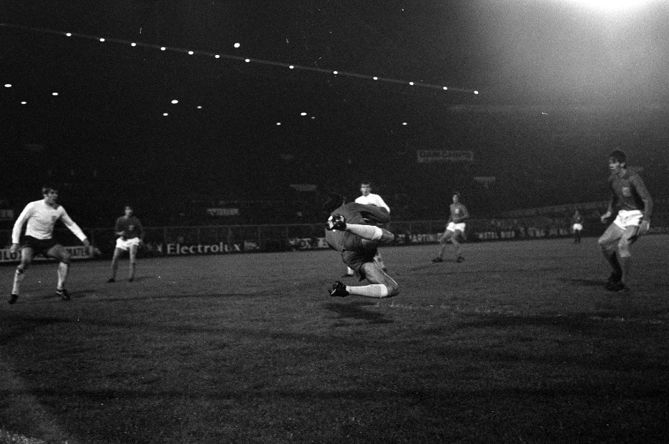 Nederland tegen Engeland 0-1. Peter B onetti met een save, Bestanddeelnr 922-9425