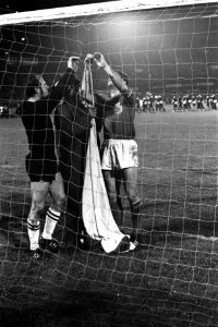 Nederland tegen Engeland 0-1. Incident met Engelse vlag in het doel. Eddie Treyt, Bestanddeelnr 922-9435