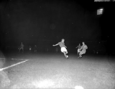 Nederland tegen Denemarken 5-1, Moulijn in duel met de Denen, Bestanddeelnr 909-9131