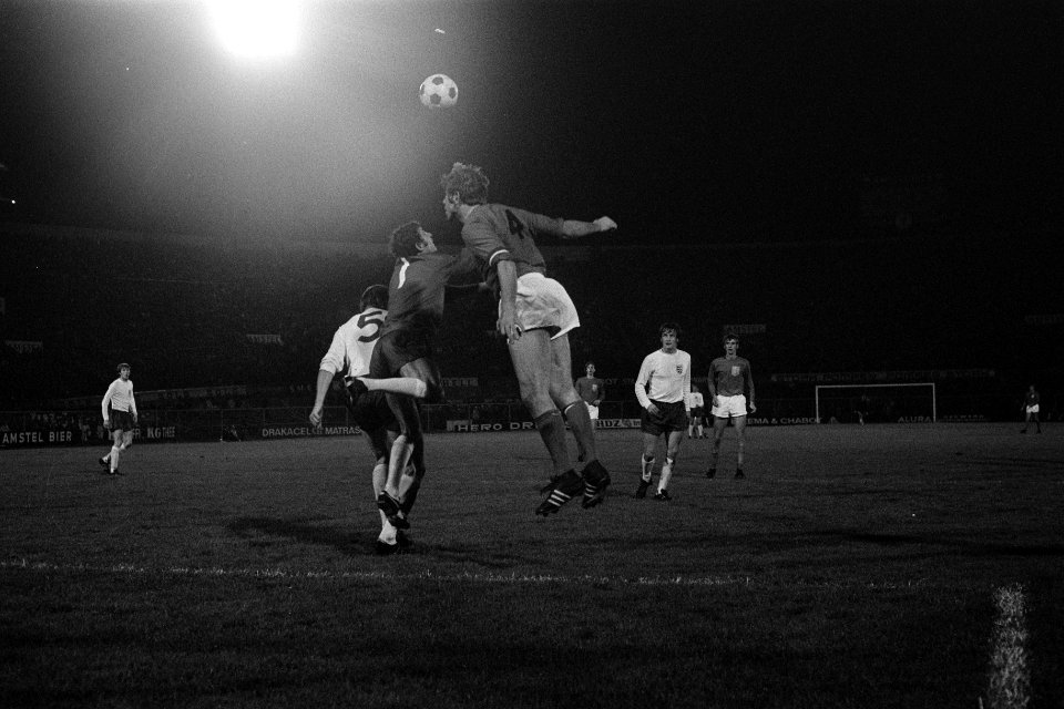 Nederland tegen Engeland 0-1. Peter Bonetti wordt belaagd door Hans Eijkenbroek, Bestanddeelnr 922-9420