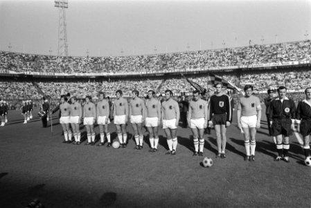Nederland tegen Joegoslavie 1-1 nr. 6 Joegoslavisch elf nr. 7, 8 Nederland, Bestanddeelnr 923-9157