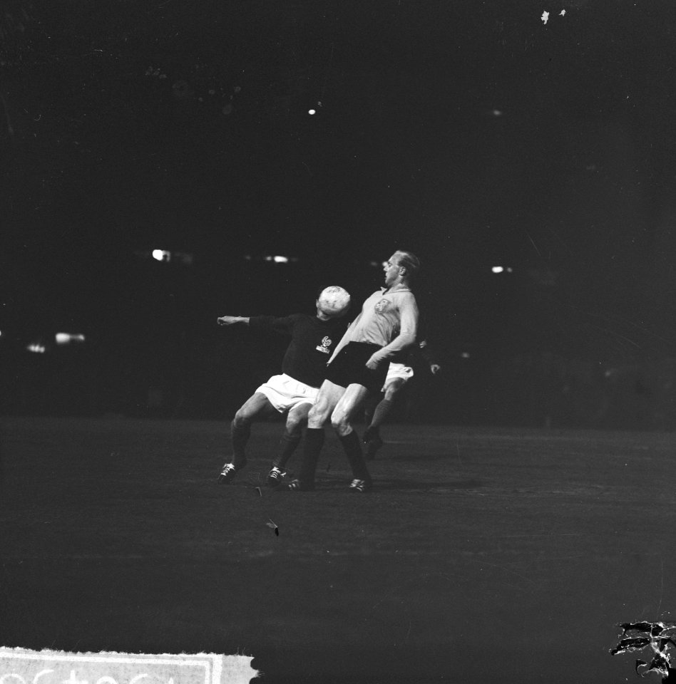 Nederland tegen Frankrijk 1-0 Piet Kruiver in duel met Lerond, Bestanddeelnr 915-0498