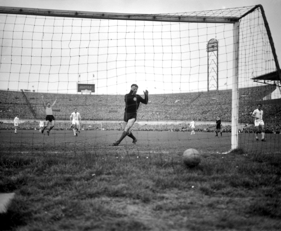 Nederland tegen Bulgarije 4-2 in het Olympisch Stadion derde doelpunt door T va, Bestanddeelnr 911-1431