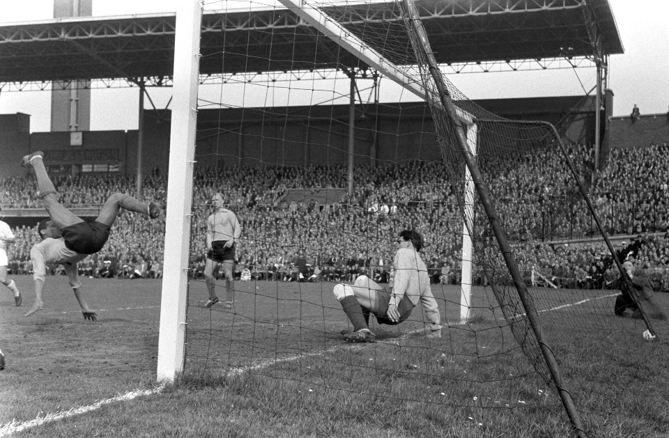 Nederland tegen Bulgarije 4-2 in het Olympisch Stadion Humphrey Mijnals in actie, Bestanddeelnr 911-1437