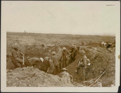 Near Martinpuich. Making the trench by joining shell craters on the 15th Sept.1, Bestanddeelnr 158-2027