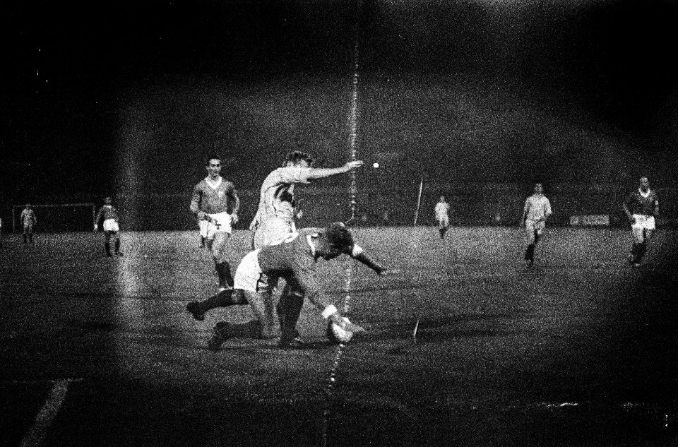 Nederland tegen Luxemburg 1-1 Klaas Nuninga in duel met My (Luxemburg), Bestanddeelnr 915-5173