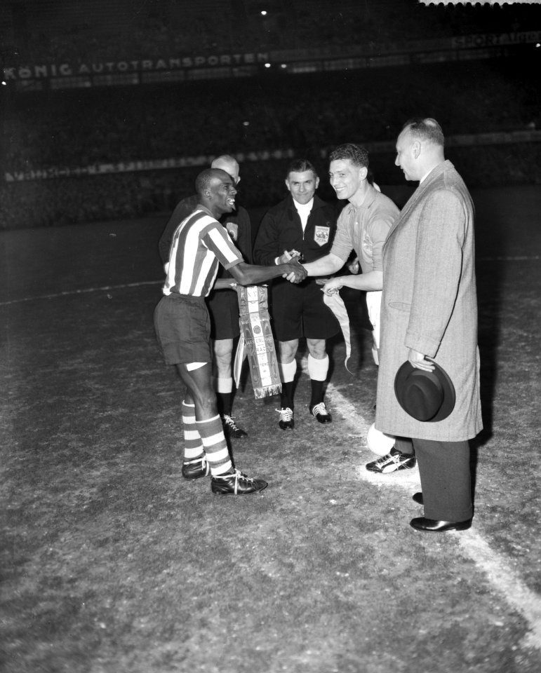 Nederland tegen Curacao 8-1 in het Feyenoord stadion te Rotterdam, overhandigen , Bestanddeelnr 909-5033