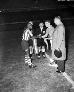 Nederland tegen Curacao 8-1 in het Feyenoord stadion te Rotterdam, overhandigen , Bestanddeelnr 909-5033