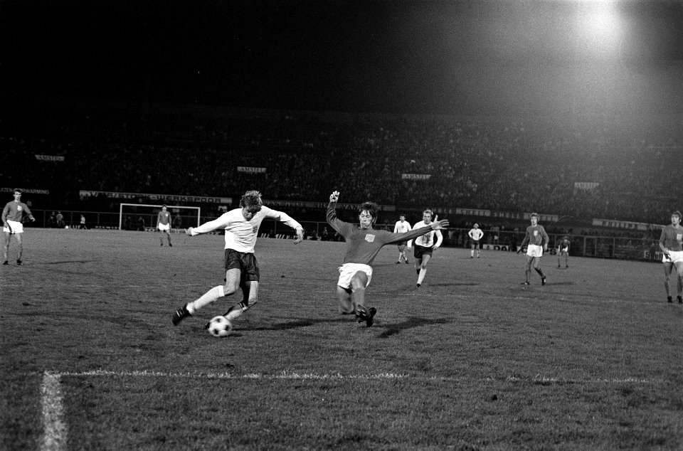 Nederland tegen Engeland 0-1. Colin Bell scoort voor Engeland, Gerrie Mühren (re, Bestanddeelnr 922-9415