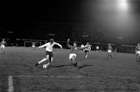 Nederland tegen Engeland 0-1. Colin Bell scoort voor Engeland, Gerrie Mühren (re, Bestanddeelnr 922-9415