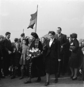Nederlandse kinderen (bleekneusjes) en begeleiding in Coventry. Bezoek van kon, Bestanddeelnr 935-2743