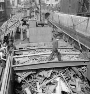 Nederlandse kustvaarder in de Theems. Lading schroot, Bestanddeelnr 935-2803
