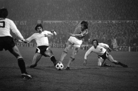 Nederland tegen Oostenrijk 1-1 Cruijff in duel met twee Oostenrijkers, Bestanddeelnr 927-0868