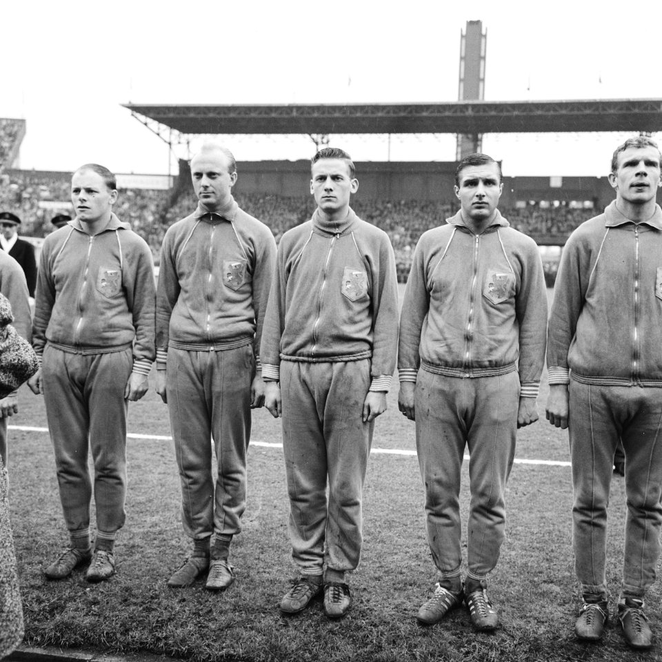 Nederland tegen Oostenrijk 1-1, vlnr Gerard 'Pummie' Bergholtz, Kruiver, Nun, Bestanddeelnr 916-2941