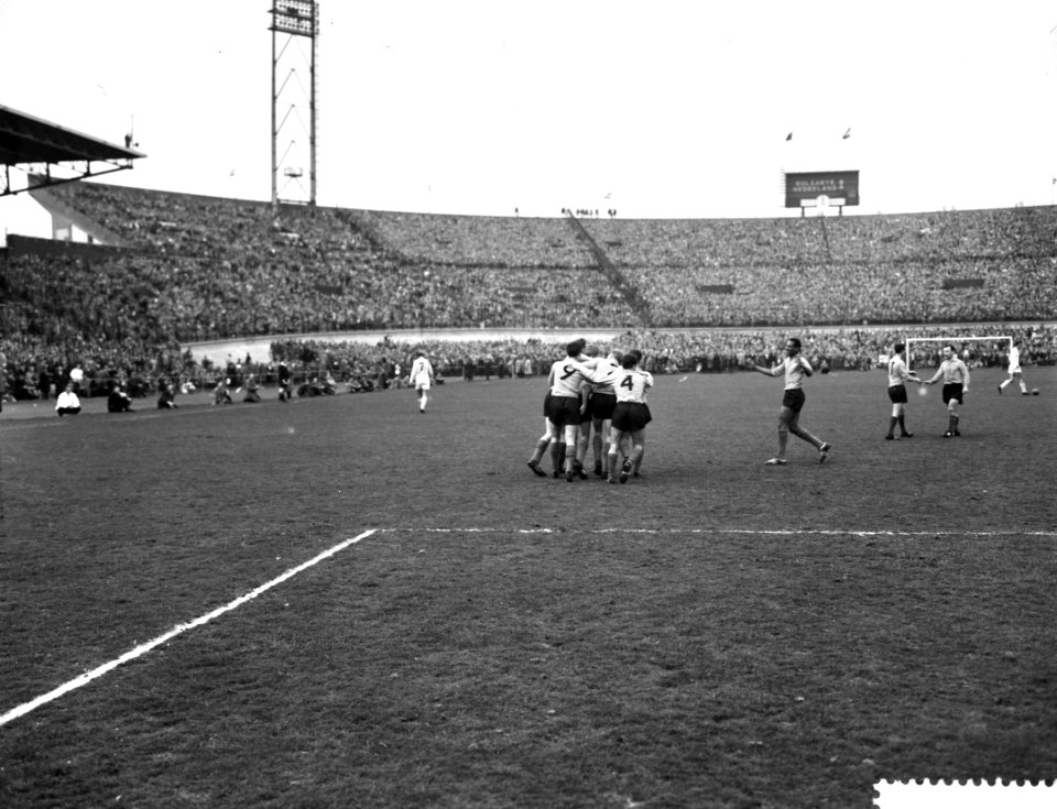 Nederland tegen Bulgarije 4-2 in het Olympisch Stadion, Bestanddeelnr 911-1421