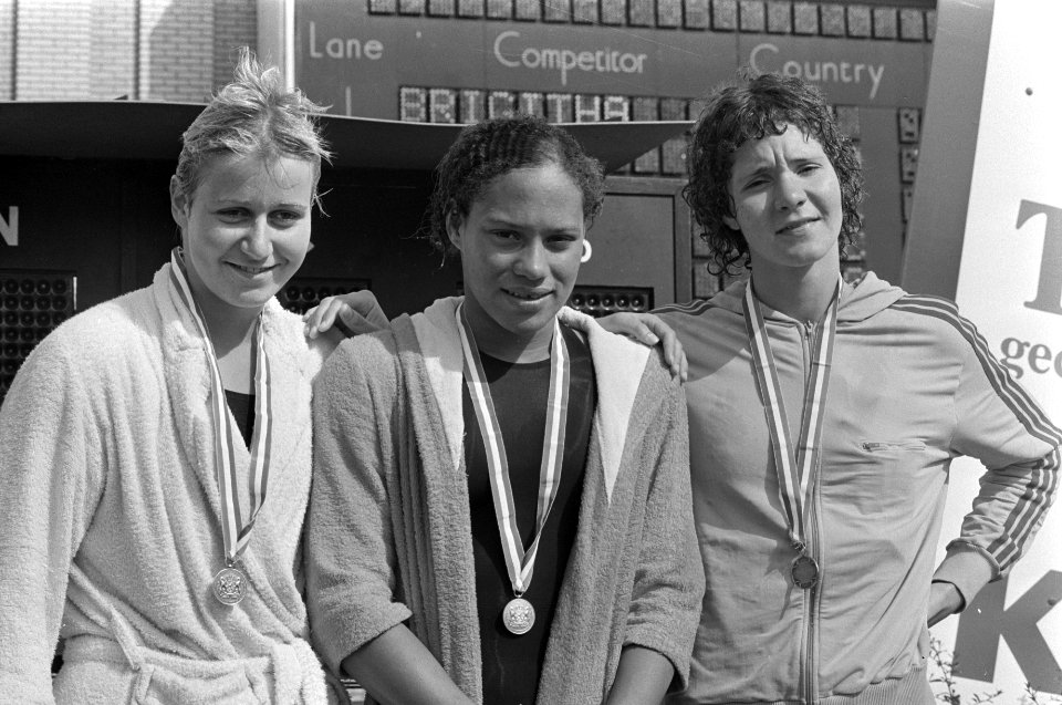 Nederlandse kampioenschappen zwemmen in Den Hommel huldiging na 200 meter vl, Bestanddeelnr 927-3554