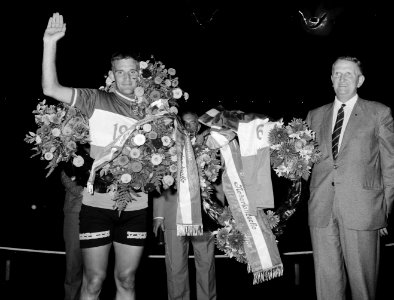 Nederlandse Kampioenschappen Wielrennen, Tiemen Groen met krans en ir. Van Dijk, Bestanddeelnr 919-4429