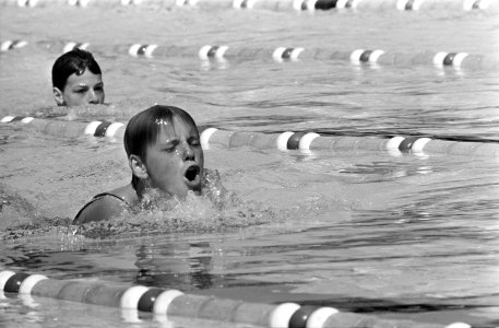 Nederlandse Kampioenschappen zwemmen. 100m schoolslag onder de 14 jaar, links Ma, Bestanddeelnr 921-5488