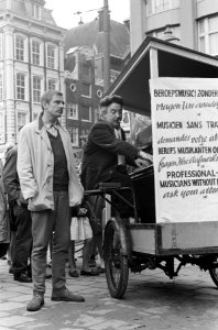Nederlandse film 'Fietsen naar de maan' . Links Ton Lensink (als Evert Egmond), , Bestanddeelnr 913-8991