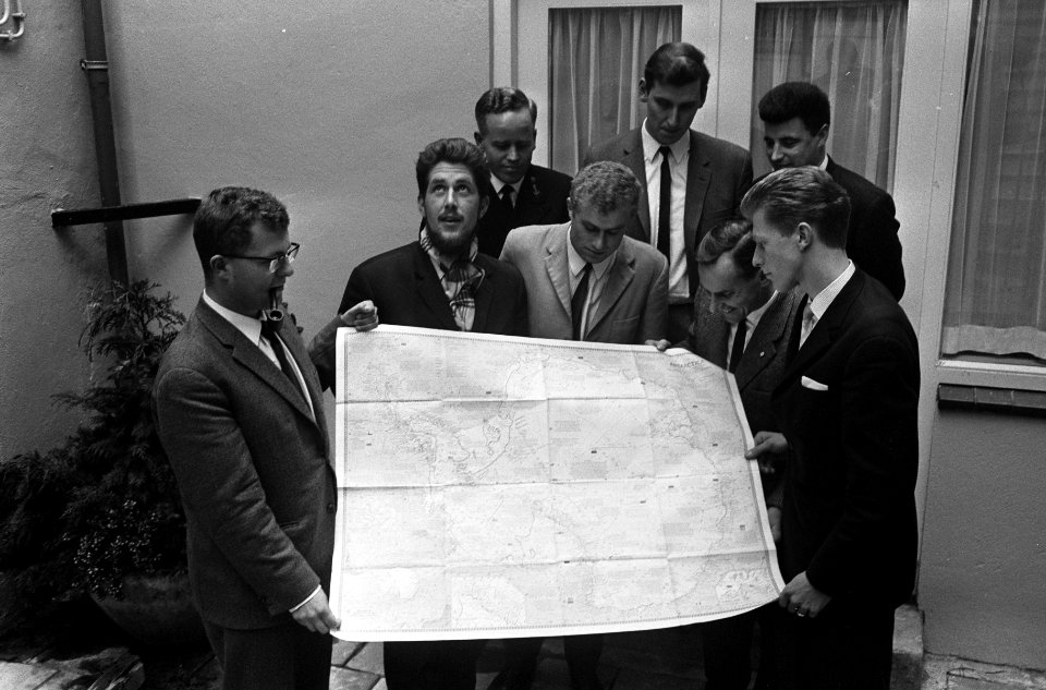 Nederlandse expeditieleden tijdens het voorstellen aan de pers in Perscentrum Ni, Bestanddeelnr 918-4792
