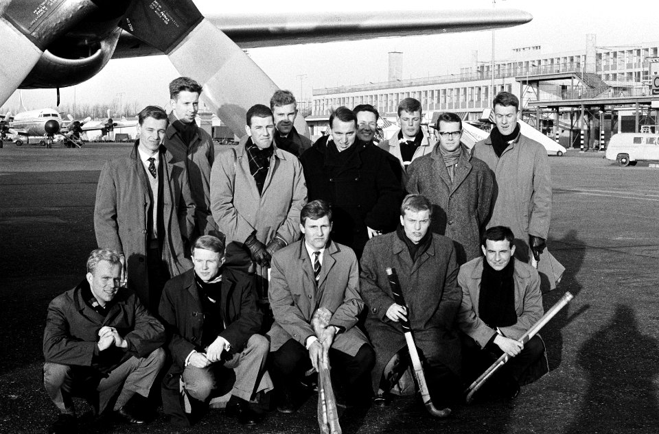 Nederlandse hockeyteam naar Glasgow, volgens de opstelling vlnr en van voor , Bestanddeelnr 914-9605